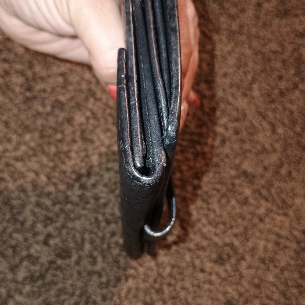 Gucci Black Leather Wallet with Embossed Logo - Picture 12 of 14